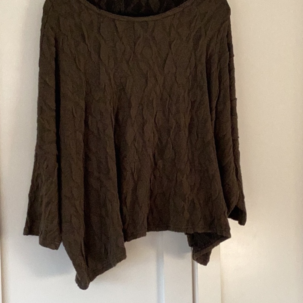 Cutloose cropped 3/4 sleevese round neck one size top.